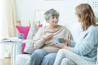 Femme qui rend visite à sa mère dans une résidence senior